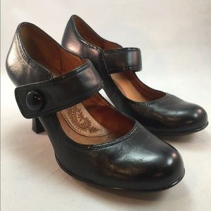 Nice black leather basic pumps.   P348